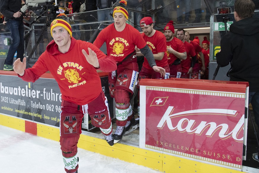 Tigers, Pascal Berger, Raphael Kuonen, Anthony Huguenin und Fans, feiern den Einzug fuer die Playoffs 2018/19, nach dem Meisterschaftsspiel der National League, zwischen den SCL Tigers und dem SC Bern ...