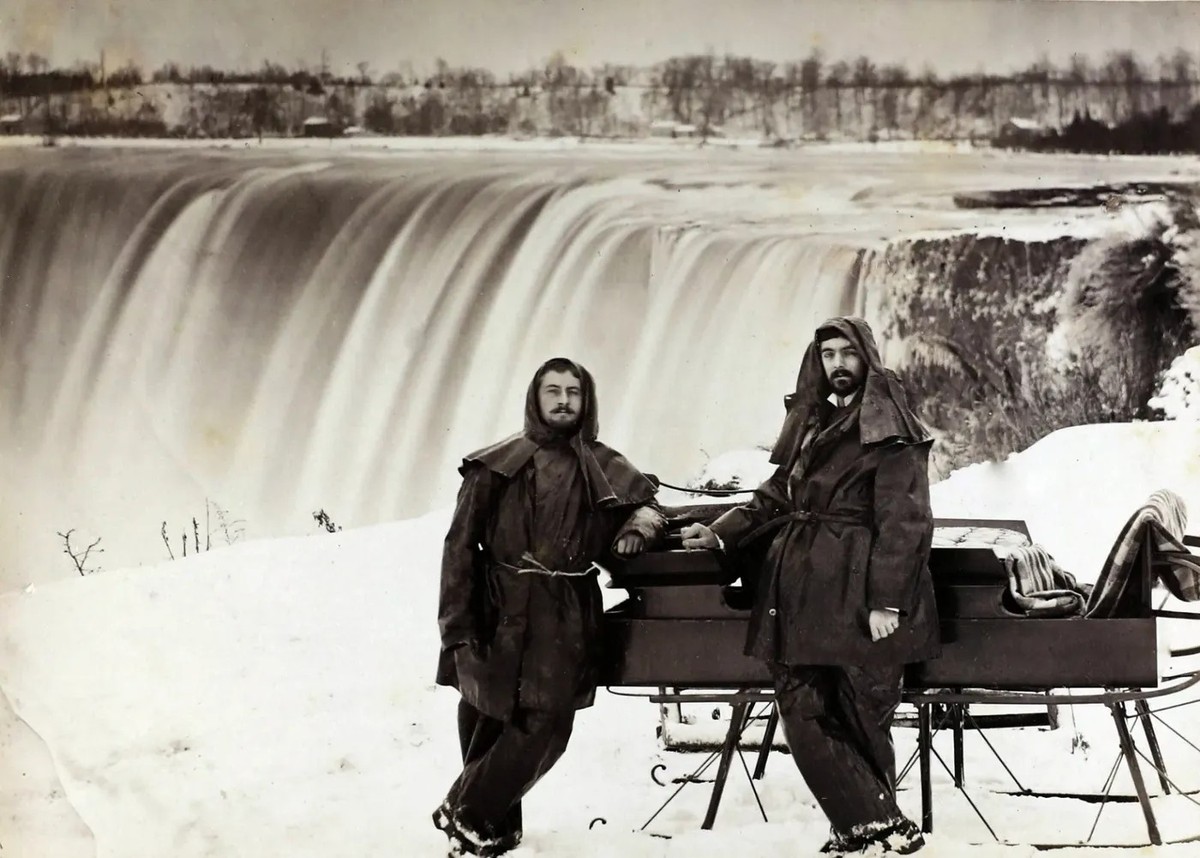 Alfred Bertrand et Emilio Balli aux chutes du Niagara, 1879.
https://commons.wikimedia.org/wiki/File:02_Balli-Cascate_Niagara.jpg#/media/File:02_Balli-Cascate_Niagara.jpg