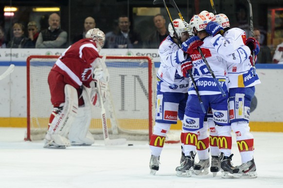 Wieder ist Lausanne-Goalie Huet geschlagen, wieder jubeln die ZSC-Spieler.