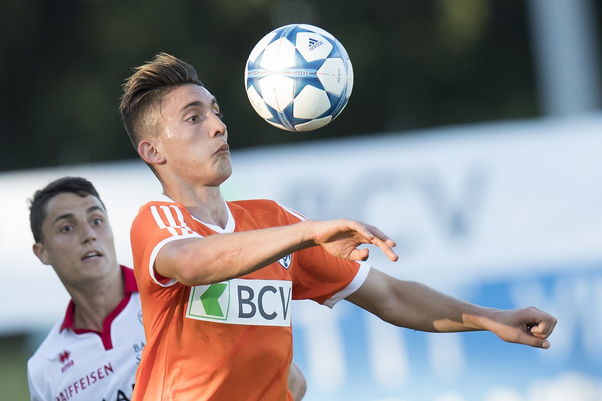 Le joueur valaisan Vincent Sierro, gauche, lutte pour le ballon avec le joueur vaudois Andi Zeqiri, droite, lors d'un match amical de football entre le FC Lausanne-Sport, LS, et le FC Sion ce mar ...