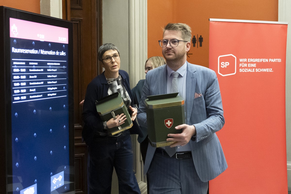 Baptiste Hurni, SP-NE, vorne, und Barbara Gysi, SP-SG, tragen die Abstimmungsurnen zum Fraktionszimmer, waehrend der Fraktionssitzung der SP vor der Bekanntgabe der offiziellen Kandidaten der SP fuer  ...