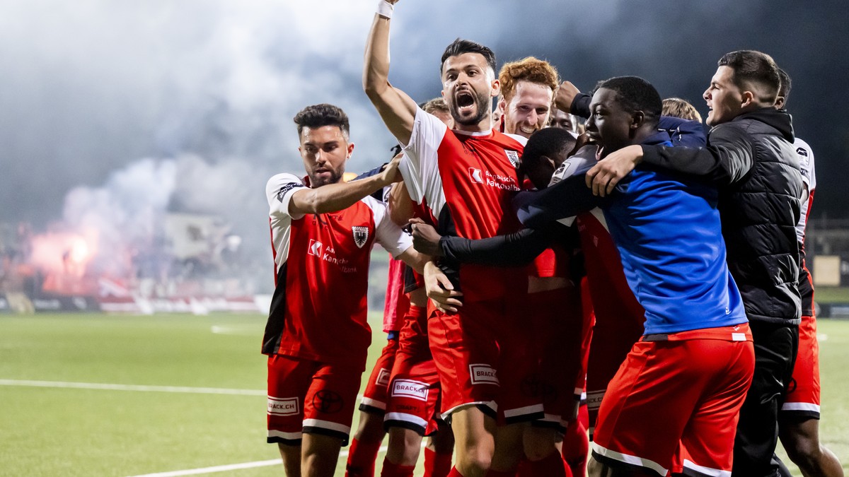 Joie des joueurs argoviens apres le but du 1:2 lors de la rencontre de football de Challenge League entre Etoile Carouge et FC Aarau le vendredi 16 mai 2025 au stade de la Fontenette a Carouge pres de ...