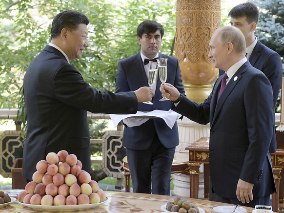 Chinas Präsident Xi Jinping stösst mit dem russischen Präsidenten Wladimir Putin auf seinen Geburtstag an.