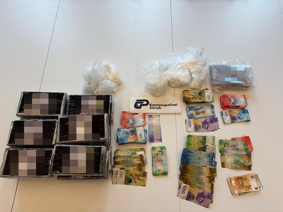 Die Kantonspolizei hat Betäubungsmittel sowie Bargeld sichergestellt.