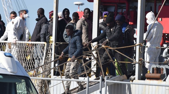 epa10594052 A group of 250 migrants transferred from the hotspot on the island of Lampedusa disembark from the Navy ship Vega in the port of Catania, Italy, 27 April 2023. About 250 migrants are going ...