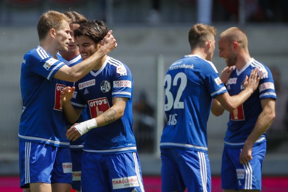 Le joueur lucernois Francisco Rodriguez, 2e a gauche, celebre son goal avec son coequipier le joueur lucernois Claudio Lustenberger, a gauche, lors de la rencontre de football de Super League entre le ...