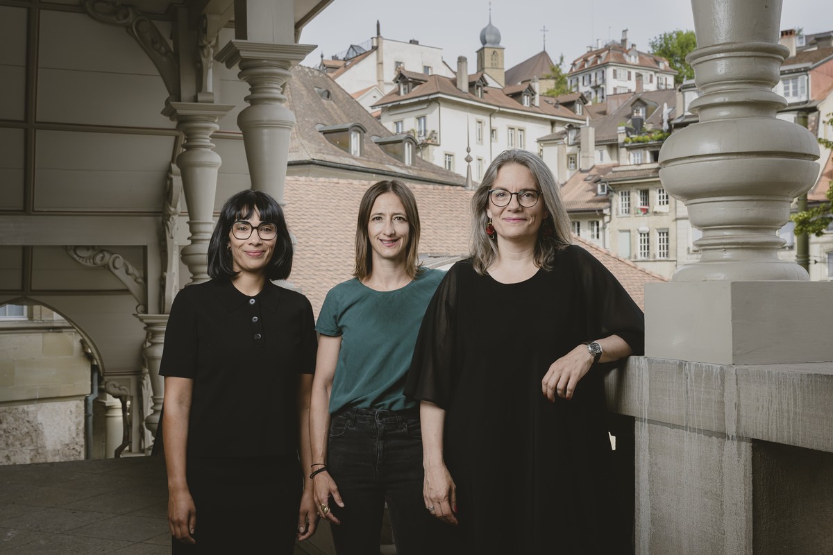 De gauche a droite, Kirthana Wickramasingam, Stephanie Tschopp et Lise-Marie Graden, posent avant le Congres extraordinaire de nomination des candidats au Conseil d'Etat du Parti socialiste fribo ...