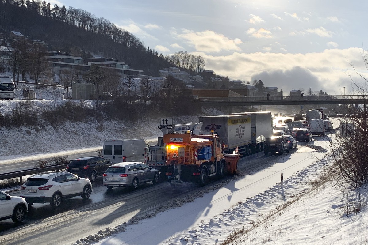Un chasse neige passe a cote de voitures arretees dans un bouchon suite aux chutes de neige sur l'Autoroute A9 ce mardi 29 janvier 2019 a Lutry. (KEYSTONE/Laurent Darbellay)