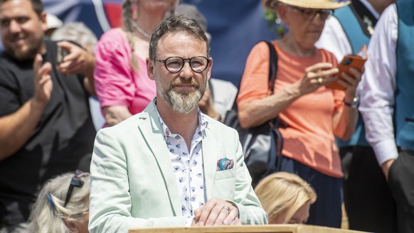 Der Schweizer Fernseh Moderator Nik Hartmann an der Eroeffnung, beim Eidgenoessischen Jodlerfest Zug am Freitag, 16. Juni 2023 in der Stadt Zug. (KEYSTONE/Urs Flueeler).