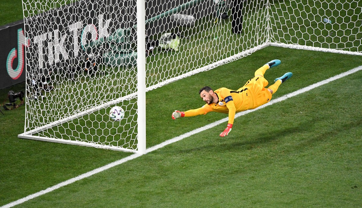 Sport Bilder des Tages 09 HARIS SEFEROVIC SUI - BUT - 01 HUGO LLORIS FRA - PLONGEON FOOTBALL : France vs Suisse - UEFA EURO, EM, Europameisterschaft,Fussball 2020 - 28/06/2021 AnthonyBIBARD/FEP/Panora ...