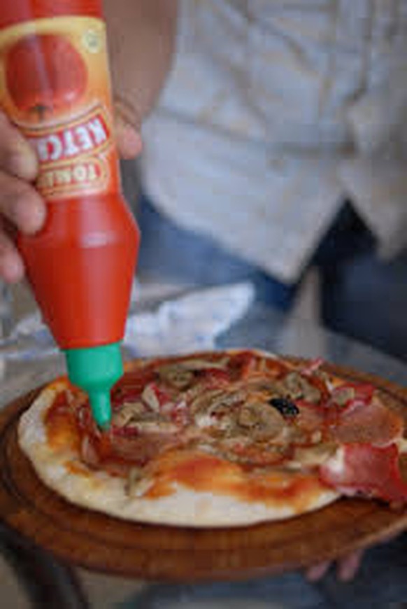 Pizza ist jetzt Welt-Kulturerbe! HÃ¶rt also mit diesem BlÃ¶dsinn hier auf!
Das grÃ¶sste Verbrechen mit Pizzas habt ihr aber vergessen: 
KETCHUP!!!!
Vorallem in Osteuropa anzutreffen