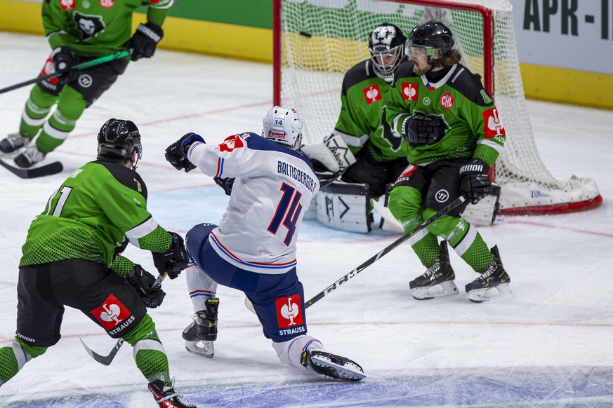 ZSC Lions forward Chris Baltisberger (#14) scores to the score of 1-1 against BK Mlada Boleslav goaltender Marek Schwarz during the Champions Hockey League ice hockey game between Switzerland&#039;s Z ...