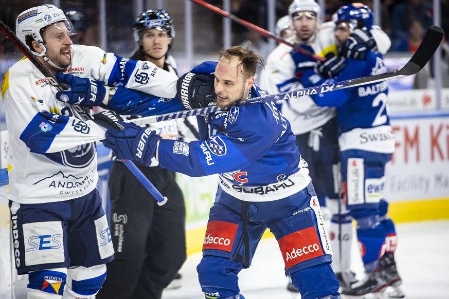 Zuerichs Chris Baltisberger, rechts, rangelt mit HC Ambri-Piottas Brandon Mcmillan, links, im Eishockeyspiel der National League zwischen den ZSC Lions und dem HC Ambri-Piotta, am Samstag, 26. Novembe ...