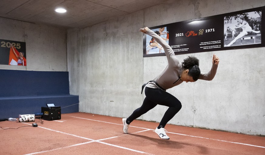 Die 100 Meter Huerden Weltmeisterin Ditaji Kambundji startet zu einem Trainingslauf waehrend einem Training am Mittwoch, 10. Dezember 2025 im Lauftunnel der Sporthalle Wankdorf. (KEYSTONE/Peter Klaunz ...