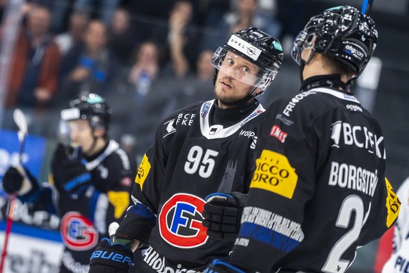 Jacob De la Rose (HCFG), links, bejubelt seinen Treffer mit Henrik Borgstroem (HCFG), rechts, im Eishockey Meisterschaftsspiel der National League zwischen dem HC Fribourg-Gotteron und dem HC Ambri-Pi ...