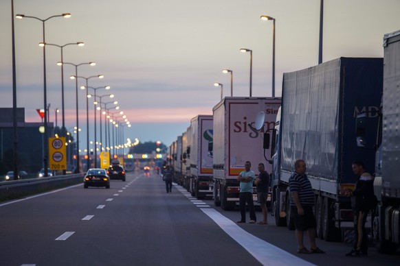 Trucks an der serbischen Grenze.