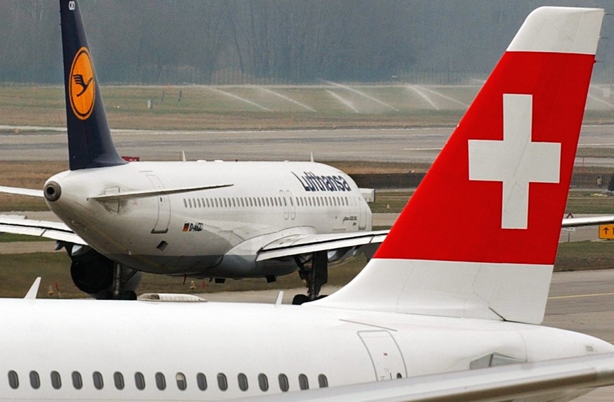 ZUM 10. JAHRESTAG DER UEBERNAHME DER SWISS INTERNATIONAL AIRLINES DURCH DIE LUFTHANSA AM SONNTAG, 22. MAERZ 2015, STELLEN WIR IHNEN FOLGENDES BILDMATERIAL ZUR VERFUEGUNG - Flugzeuge der Swiss Internat ...