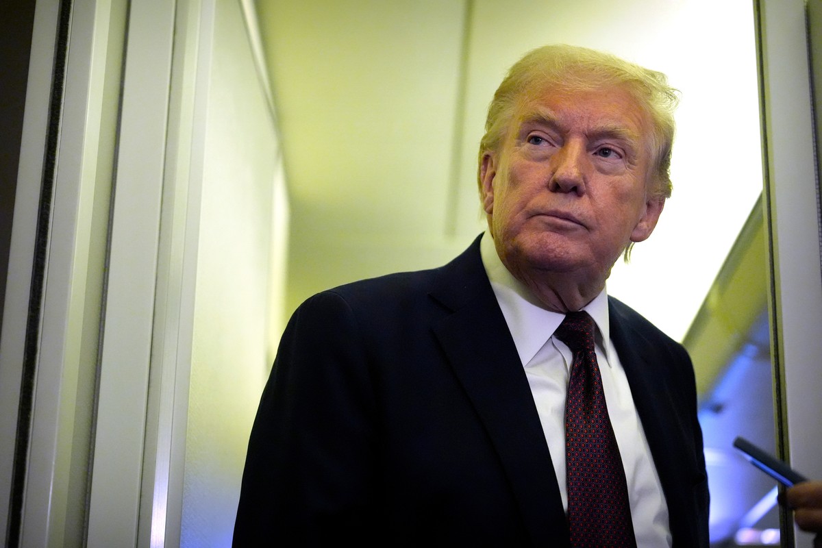 President Donald Trump speaks to reporters aboard Air Force One, Sunday, March 15, 2026, en route from West Palm Beach, Fla. to Joint Base Andrews, Md. (AP Photo/Mark Schiefelbein)
Donald Trump
