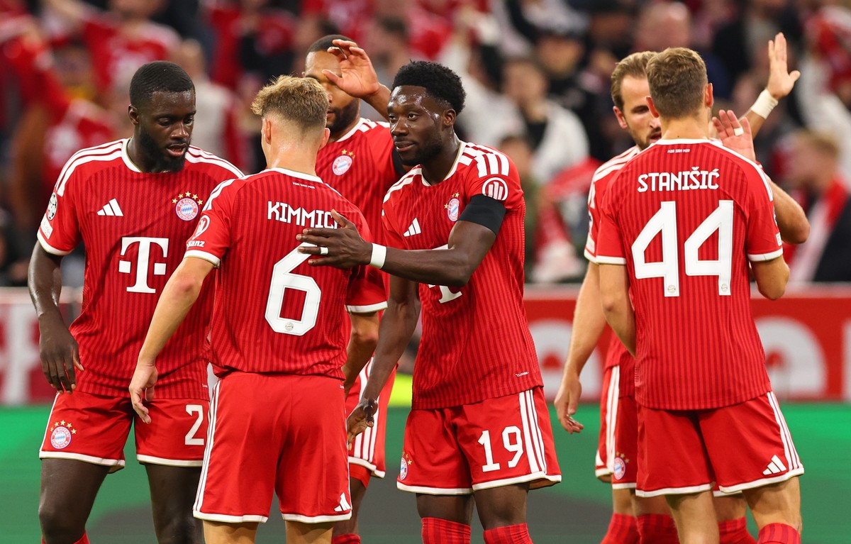 epa13229849 Alphonso Davies of Bayern Munich (2-R) celebrates with teammates after scoring the 3-0 goal during the UEFA Champions League phase match between FC Bayern Munich and FK Bodo/Glimt, in Muni ...