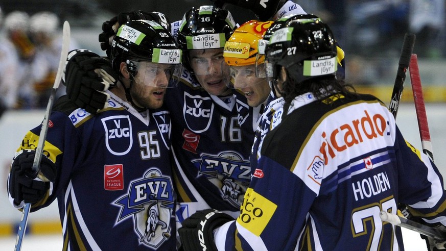 Dieses Bild ist drei Jahre alt. Es zeigt die jubelnde Zuger Parade-Linie mit Linus Omark, Raphael Diaz, Damien Brunner und Josh Holden (von links).