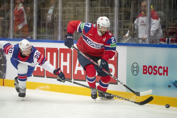 epa12100281 Andreas Martinsen of Norway (R) in action against Andrew Peeke of the US during the IIHF 2025 World Championship ice hockey match between the USA and Norway, in Herning, Denmark, 14 May 20 ...