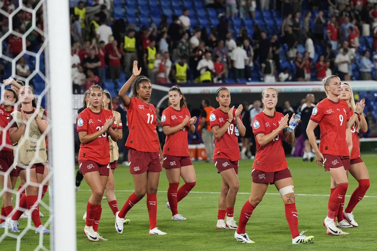 Switzerland players applaud the fans at the end of the Euro 2025, group A, soccer match between Switzerland and Norway at St. Jakob-Park in Basel, Switzerland, Wednesday, July 2, 2025. (AP Photo/Marti ...