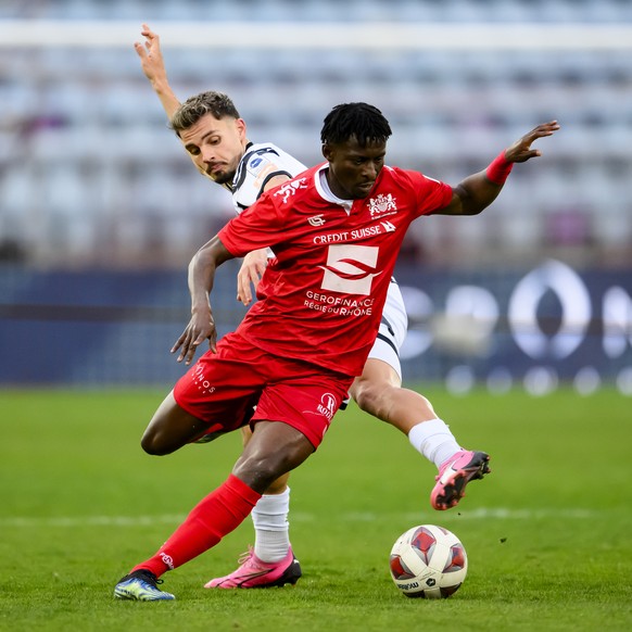 Uran Bislimi (LUG), gauche, lutte pour le ballon avec Edmond Akichi (SLO), droite, lors de la rencontre du championnat de football de Super League entre le FC Stade Lausanne Ouchy et le FC Lugano le s ...