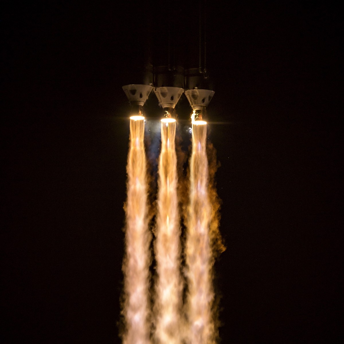epa06945165 
A handout photo made available by the NASA shows the United Launch Alliance Delta IV Heavy rocket launches NASA's Parker Solar Probe to touch the Sun, from Launch Complex 37 at Cape  ...
