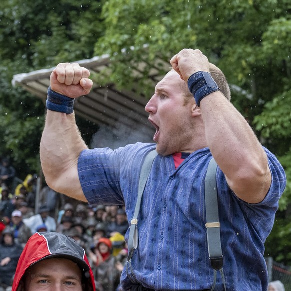 Joel Wicki feiert seinen Sieg im Schlussgang gegen Matthias Aeschbacher beim traditionellen Bruenigschwinget am Sonntag, 26, Juli 2025 auf dem Bruenigpass. (KEYSTONE/Urs Flueeler)