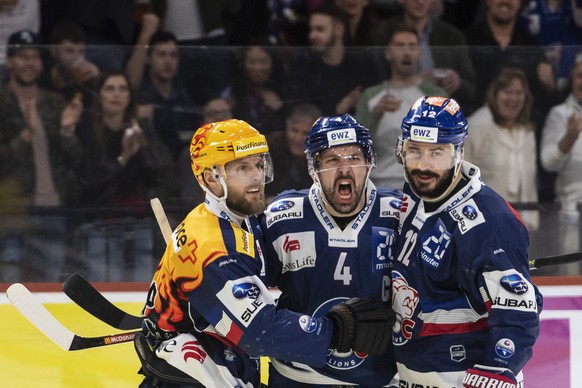 Die Zuercher jubeln zum 2:2 Tor im sechsten Eishockey Playoff-Halbfinalspiel der National League zwischen den ZSC Lions und dem SC Bern am Samstag, 7. April 2018, im Zuercher Hallenstadion. (KEYSTONE/ ...