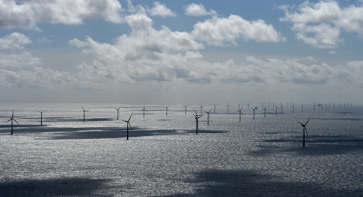 epa04724976 A picture made available on 29 April 2015 shows wind turbines protrude from the North Sea in the offshore wind farm 'DanTysk' operated jointly by the Swedish energy company Vatte ...