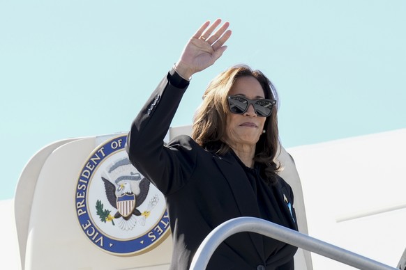 Democratic presidential nominee Vice President Kamala Harris boards Air Force Two at LaGuardia Airport in East Elmhurst, N.Y., Wednesday, Sept. 11, 2024. (AP Photo/Jacquelyn Martin)
Kamala Harris