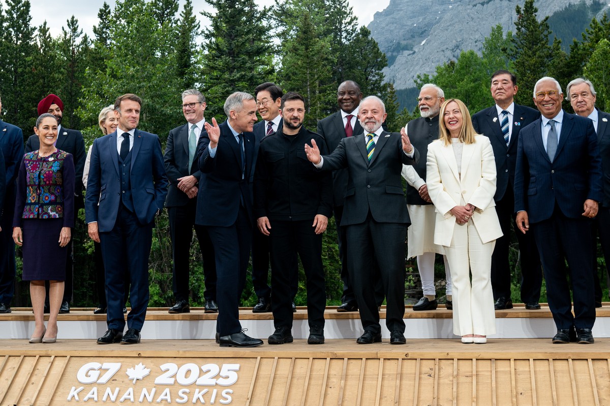 epaselect epa12182201 Canadian Prime Minister Mark Carney (front row 3-L), gestures towards reporters as he attempts to re-direct President of Brazil Luiz Inacio Lula da Silva's (front row 3-R) a ...