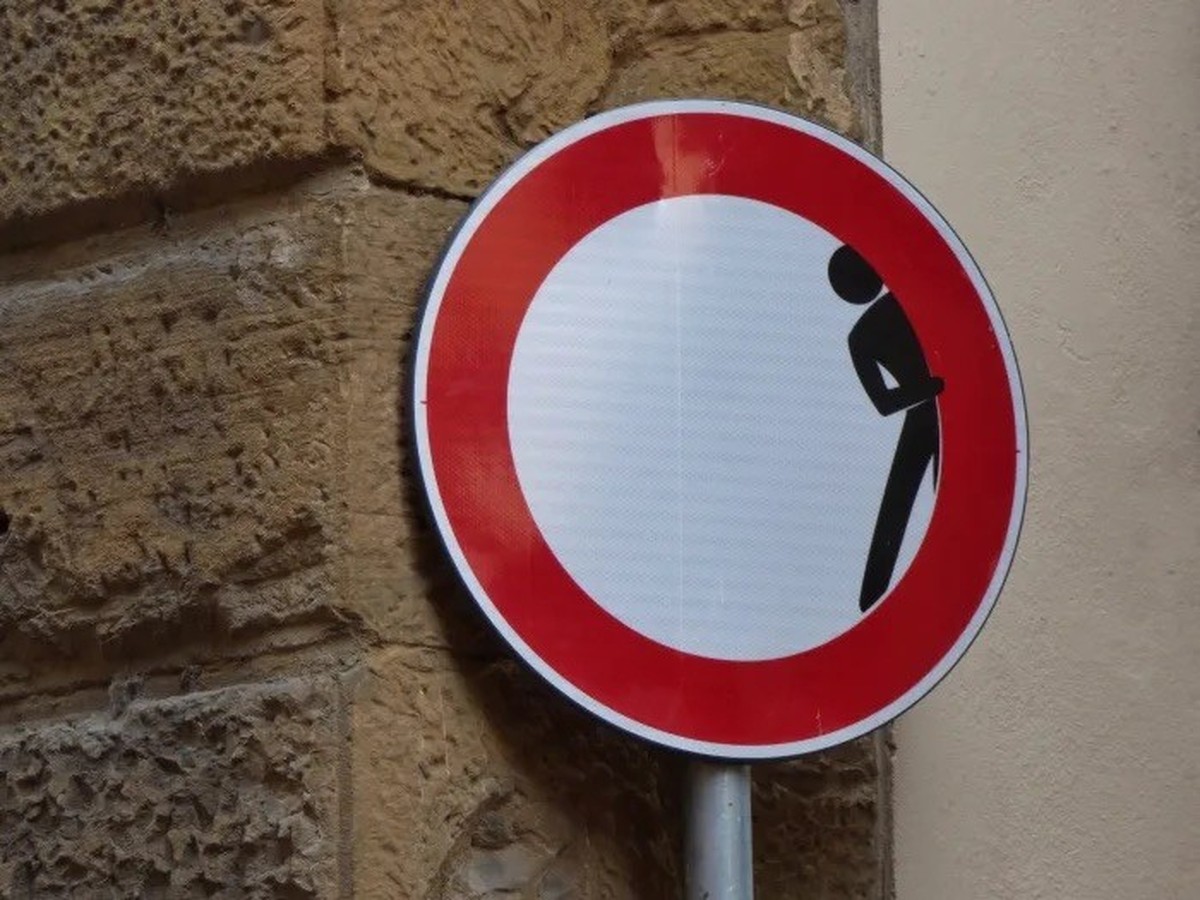 Gesehen in Florez - lustige verkehrsschilder https://parade.com/.image/c_limit%2Ccs_srgb%2Cq_auto:good%2Cw_700/MTk5NjY2OTA5Nzk5NTIzNDMx/funny-road-sign-in-italy.webp