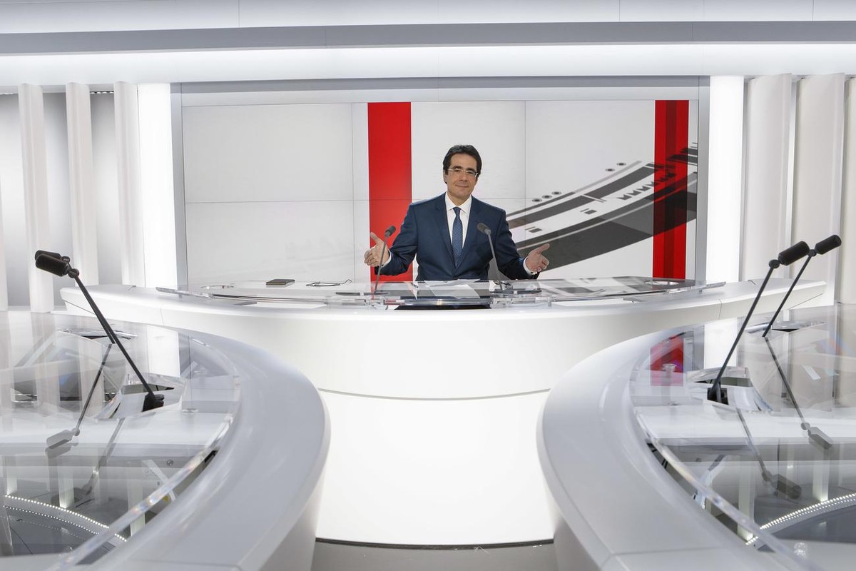 Le journaliste Darius Rochebin, presentateur vedette du Telejournal de la RTS (Radio Television Suisse), pose dans le nouveau studio HD de l'Actualite TV (telejournal) de la Radio Television Suis ...