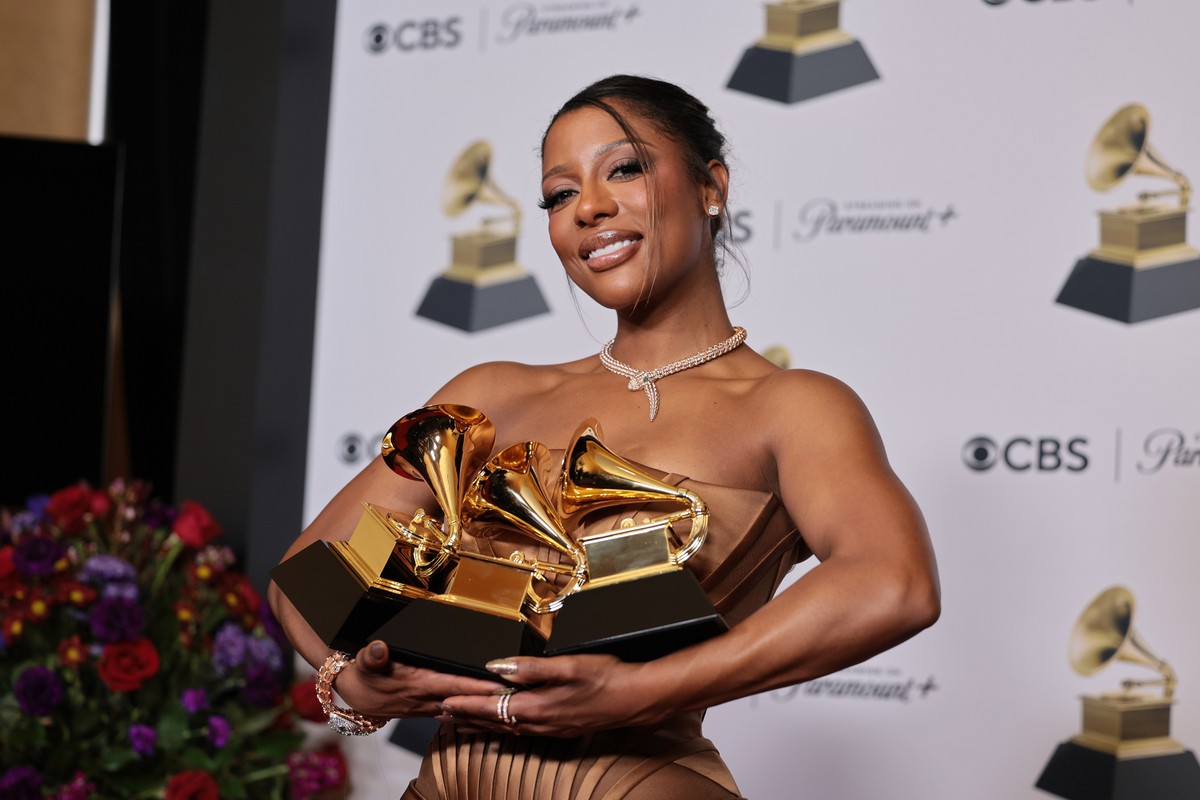 epa11128327 Victoria Monet, winner of the the "Best New Artist" award, the "Best R&amp;B Album" award for "Jaguar II", and the "Best Engineered Album, Non-Classical& ...