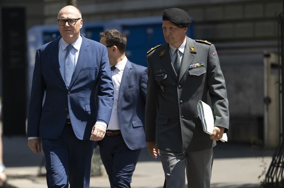 CAPTION CORRECTION: CORRECTS PERSON ON THE RIGHT - Bundesrat Martin Pfister, links, und Brigadier Eric Steinhauser, Chef Armeeplanung, rechts, kommen zu einer Medienkonferenz zu den Leitlinien des Bun ...
