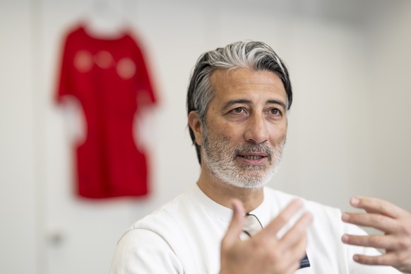 Der Trainer der Schweizer A Fussballnationalmannschaft der Herren, Murat Yakin, gibt einem Journalisten der Nachrichtenagentur Keystone-SDA ein Interview, am Montag, 12. Januar 2026 am Sitz des Schwei ...