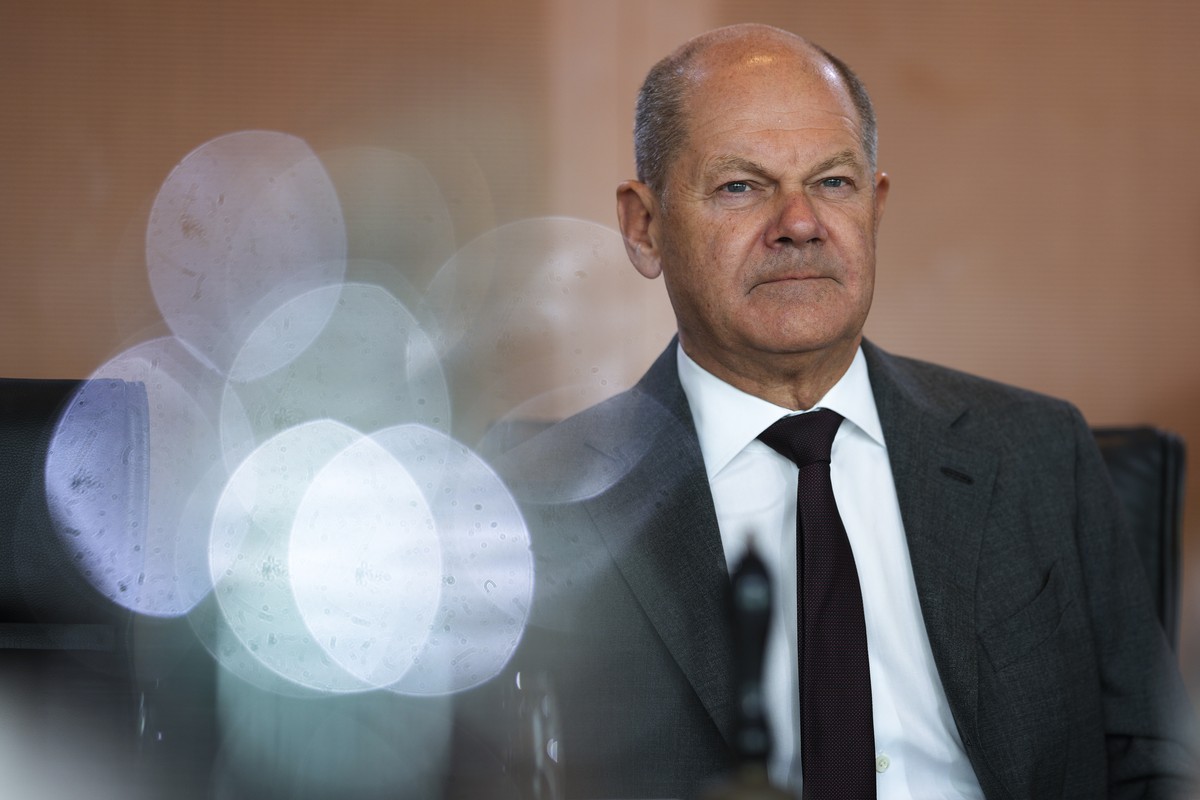 German Chancellor Olaf Scholz arrives for the cabinet meeting at the chancellery in Berlin, Germany, Wednesday, Sept. 18, 2024. (AP Photo/Markus Schreiber)
