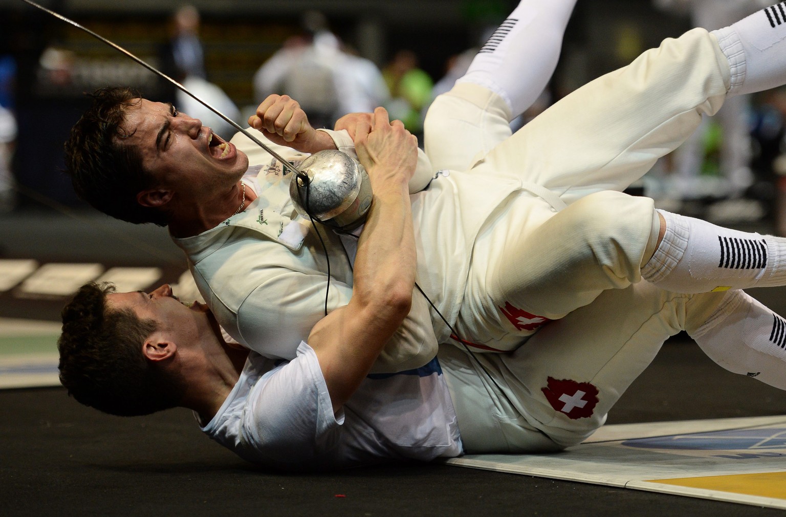Temporär-Bromance: Peer Borsky reisst Max Heinzer zu Boden.