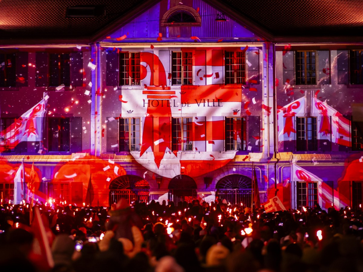 Des milliers de personnes ont célébré l'arrivée de Moutier dans le canton du Jura mercredi à minuit.