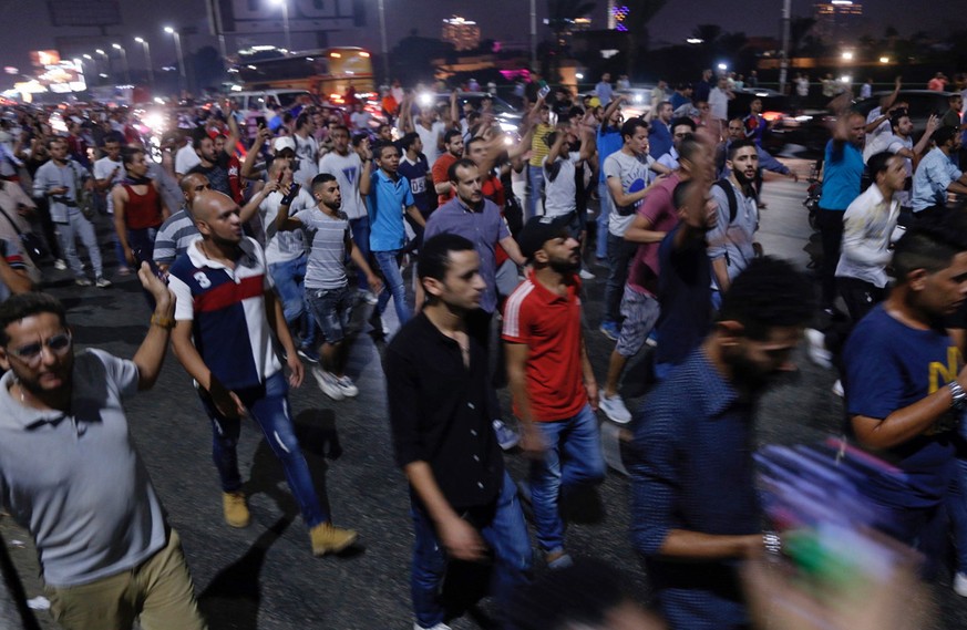 epaselect epa07858289 Egyptian protesters gather in downtown Cairo shouting anti-government slogans during a demonstration in Cairo, Egypt, 21 September 2019. EPA/STRINGER