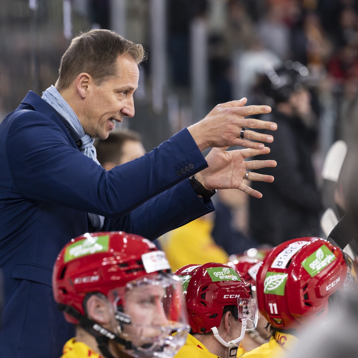 Biels Cheftrainer Antti Toaermaenen feuert seine Spieler an, im Eishockey Qualifikations-Spiel der National League, zwischen dem EHC Biel und den ZSC Lions, am Dienstag, 1. November 2022, in der Tisso ...