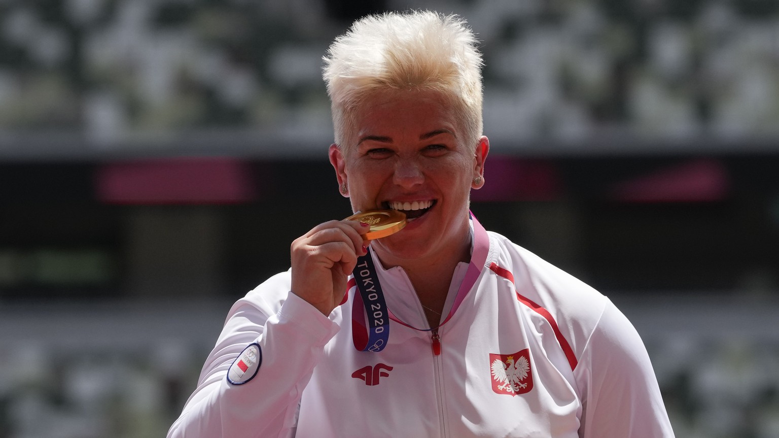 Gold medalist Anita Wlodarczyk, of Poland, poses during the medal ceremony for the women&#039;s hammer throw at the 2020 Summer Olympics, Wednesday, Aug. 4, 2021, in Tokyo, Japan. (AP Photo/Francisco  ...