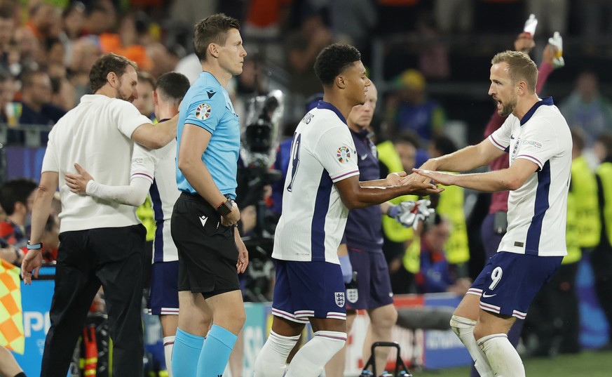 epa11471360 Ollie Watkins of England (C) enters the pitch as Phil Foden (2L) and Harry Kane (R) are withdrawn from the UEFA EURO 2024 semi-finals soccer match between Netherlands and England, in Dortm ...