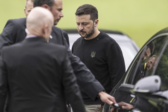 Ukraine&#039;s President Volodymyr Zelenskyy, right, steps toward a limousine after his landing in Obbuergen near the Buergenstock Resort, ahead the Summit on peace in Ukraine, in Stansstad near Lucer ...