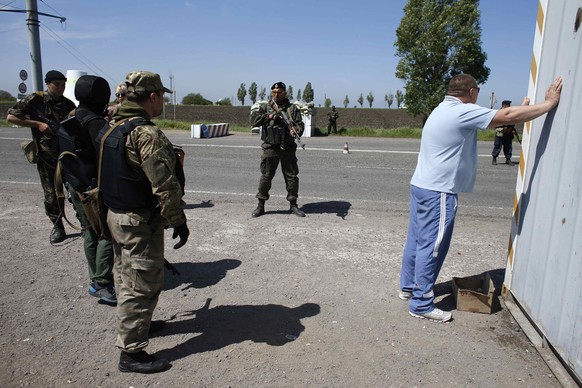 Die ukrainische Armee nimmt in Mariupol einen Mann fest.