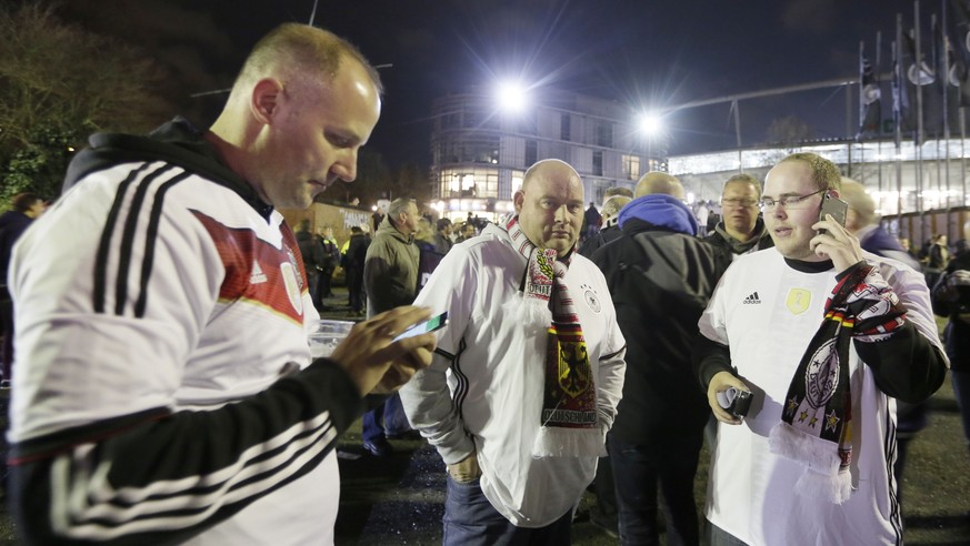 Heute gibt's keinen Fussball in Hannover: Fans vor dem Stadion.