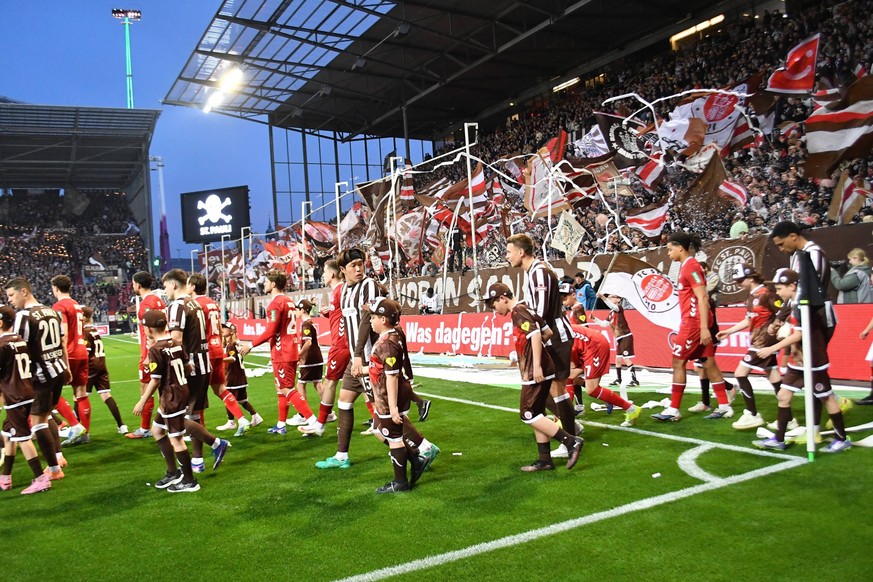 GER 1. FBL, FC St. Pauli vs 1.FC Koeln / 17.04.2026, GER 1. FBL, FC St. Pauli vs 1.FC Koeln im Bild die Mannschaften laufen vor der Fankurve von Pauli ein *** GER 1 FBL, FC St Pauli vs 1 FC Koeln 17 0 ...