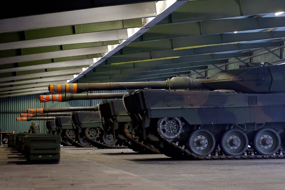 Mehrere Leopard 2 A6 Kampfpanzer in der Kaserne beim Besuch von Bundesverteidigungsminister Boris Pistorius beim Panzerbataillon 203 in der Generalfeldmarschall-Rommel-Kaserne. Hier informiert sich de ...
